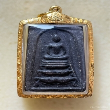 หลวงพ่อกวย พิมพ์ฐานสิงห์หลังตัวหนังสือ เนื้อผงใบลาน พ.ศ.2522