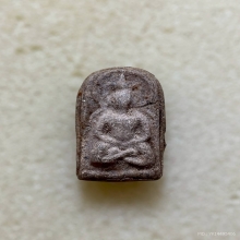 หลวงปู่บุญ พิมพ์ซุ้มเว้า เนื้อผงผสมว่าน พ.ศ. 2459