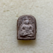 หลวงปู่บุญ พิมพ์ซุ้มเว้า เนื้อผงผสมว่าน พ.ศ. 2459