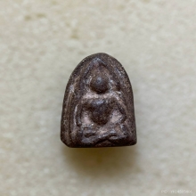 หลวงปู่บุญ พิมพ์ซุ้มแหลมกลาง  เนื้อผงผสมว่าน พ.ศ. 2459 