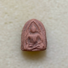 พระหลวงปู่บุญ พิมพ์ซุ้มแหลมเล็ก  เนื้อดิน พ.ศ. 2456