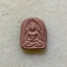 หลวงปู่บุญ พิมพ์ซุ้มแหลมใหญ่  เนื้อดิน พ.ศ. 2456