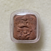 หลวงพ่อปาน พิมพ์ทรงหนุมานแบกแท่น เนื้อดินเผา พ.ศ.2460