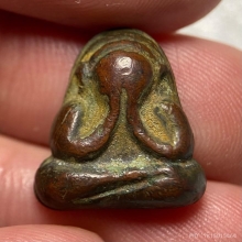 พระปิดตาหลังเรียบ เนื้อทองแดงเก่า (ไม่ทราบที่) 