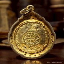 เหรียญ หลวงพ่อคูณ วัดบ้านไร่ ปี 36 กะไหล่ทองฝังพลอย