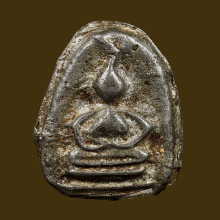 พระพิจิตร เม็ดข้าวเม่า พิมพ์แขนหักศอก(นิยม) ตลับเพชร