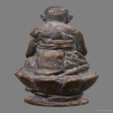 รูปหล่อโบราณหลวงปู่หงษ์ นั่งพาน  รุ่นเสาร์5 เนื้อนวฤทธิ์