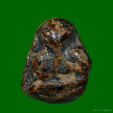 พระปิดตา พิมพ์เม็ดบัวเเข้งซ้อน เนื้อผงคลุกรัก จุ่มรักแดง 