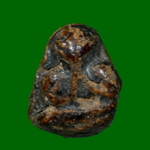 พระปิดตา พิมพ์เม็ดบัวเเข้งซ้อน เนื้อผงคลุกรัก จุ่มรักแดง 