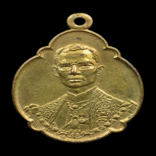 ในหลวงครบ 4รอบ ปี18 กระไหล่ทอง