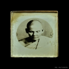 รูปถ่ายขาวดำ หลวงพ่อหอม ด้านหลังหลวงพ่อเต็ม