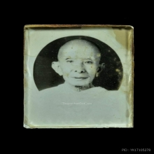 รูปถ่ายขาวดำ หลวงพ่อหอม ด้านหลังหลวงพ่อเต็ม