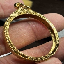 ตลับทองมือ 2 แกะลายยกซุ้ม 2.7*3.4