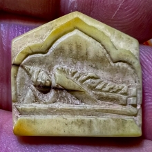 พระพุทธปางไสยาสน์ งาแกะเก่าแห้งหลังจารย์ ตัวจริง