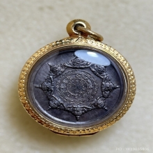 ปิดตาพังพะกาฬ รุ่นแรก  พิมพ์เครายาว เนื้อนวโลหะ  พ.ศ.2532