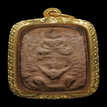 หลวงพ่อปาน พิมพ์ทรงครุฑใหญ่ตื้น  เนื้อดินเผา พ.ศ. 2460