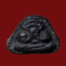 พระปิดตาหลวงปู่เฮี้ยง เนื้อผงคลุกรัก หลังเรียบ (พิมพ์จิ๋ว)