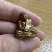 รูปหล่อหลวงปู่เเหวน อ.เชื้อ หนูเพชร จัดสร้าง ปี06