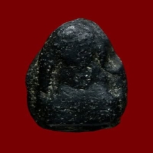 พระพิจิตรเม็ดน้อยหน่า เนื้อดินสีดำ กรุท่าฉนวน จ.พิจิตร 