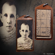 รูปถ่ายห่มคลุมครึ่งองค์หลวงพ่อกวยปั๊มนูนห้องภาพเนรมิตร