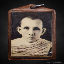 รูปถ่ายห่มคลุมครึ่งองค์หลวงพ่อกวยปั๊มนูนห้องภาพเนรมิตร