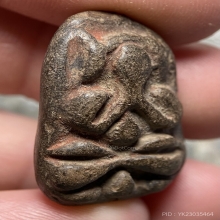 พระปิดตา เนื้อผงเก่าปีลึก (ไม่ทราบที่)