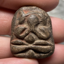 พระปิดตา เนื้อผงเก่าปีลึก (ไม่ทราบที่)