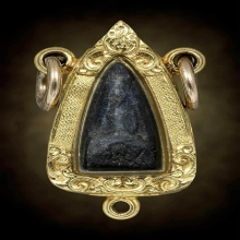 หลวงพ่อไซร้ วัดช่องลม พิมพ์พระรอดเขี้ยวงู เนื้อผงคลุกรัก