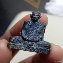 พระหลวงพ่อพรหม เข่ากว้างหลังเข็มกลัด