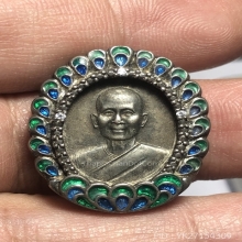 เหรียญ เข็มกลัด มหารัตนอุบาสิกาจันทร์ แม่ชีจันทร์ขนนกยูงลงยา