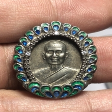 เหรียญ เข็มกลัด มหารัตนอุบาสิกาจันทร์ แม่ชีจันทร์ขนนกยูงลงยา