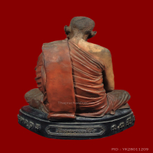 พระบูชารูปเหมือนรุ่นแรกหลวงปู่แหวน เนื้อเรซิ้น ปี19 รุ่นแรก