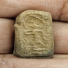 พระลีลาข้างแจกันดอกไม้หลวงปู่พริ้ง