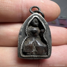 นางกวักไม้แกะ หลวงปู่บุญ วัดกลางบางแก้ว  เลี่ยมกระเช้าเงิน