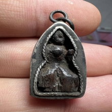 นางกวักไม้แกะ หลวงปู่บุญ วัดกลางบางแก้ว  เลี่ยมกระเช้าเงิน