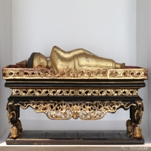 พระบูชาปางไสยยาสน์ เนื้อไม้ เกตุเป็นรักปั้น อายุเป็น 100 ปี