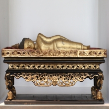 พระบูชาปางไสยยาสน์ เนื้อไม้ เกตุเป็นรักปั้น อายุเป็น 100 ปี