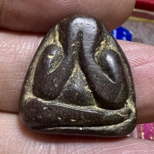 ปิดตาผงคลุกรัก หลังยันต์ สายชลบุรี สวยสมบูรณ์เก่าจัดหายาก