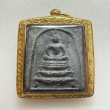 สมเด็จหลวงพ่อกวย พิมพ์ฐานสิงห์  เนื้อผงใบลาน พ.ศ. 2522