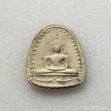 หลวงพ่อกวย พิมพ์เล็บมือ ฐานปลาดุก เนื้อผง  พ.ศ. 2515 