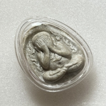 พระปิดตากนกข้างหลวงปู่โต๊ะ  เนื้อผงเกสร พ.ศ. 2522