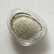 พระปิดตากนกข้างหลวงปู่โต๊ะ  เนื้อผงเกสร พ.ศ. 2522