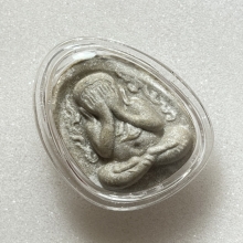 พระปิดตากนกข้างหลวงปู่โต๊ะ  เนื้อผงเกสร พ.ศ. 2522