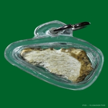 มีบัตรสมาคม ชิ้นส่วนพระสมเด็จบางขุนพรหม เนื้อผง พ.ศ. 2413