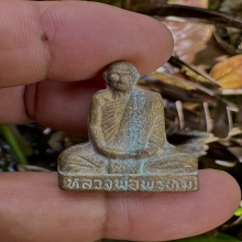 หลวงพ่อพรหม เข่ากวางเนื้อทองระฆัง หลังเข็มกลัดสวยเดิมๆ