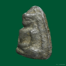  พระร่วงนั่งพิมพ์หน้าทวา เนื้อชินเงิน กรุร่องไม้แดง สุโขทัย