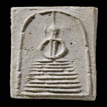 สมเด็จหลวงปู่ภูแปดชั้นแขนหักศอก