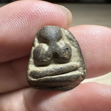 พระปิดตาอาจารย์อรรถ วัดน้ำวน พิมพ์แข้งซ้อน