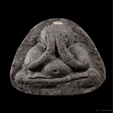 ปิดตาหลังยันห้าฝังพลอย เนื้อดำ หลวงปู่ทิม วัดระหารไร่