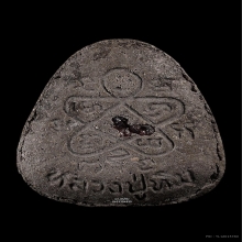 ปิดตาหลังยันห้าฝังพลอย เนื้อดำ หลวงปู่ทิม วัดระหารไร่